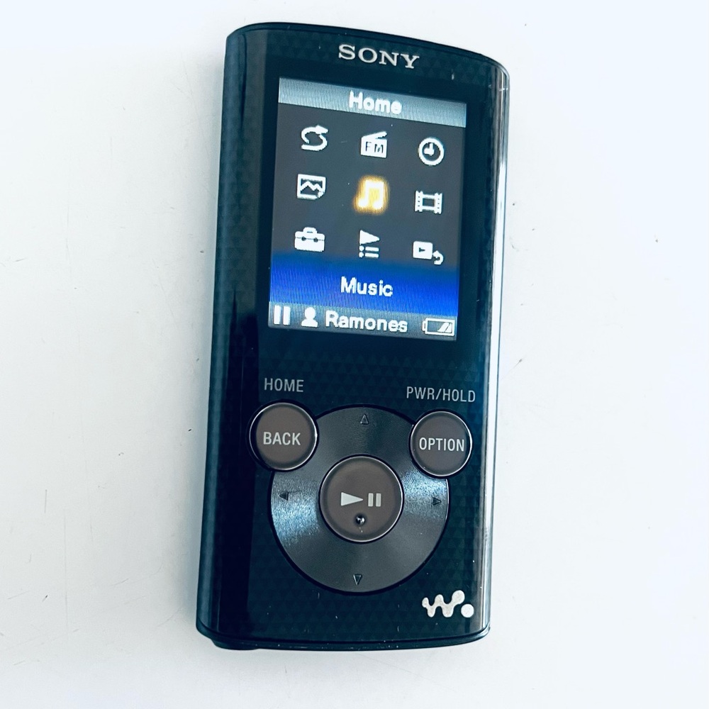 Sony Walkman NWZ-E384 Portable Media Player with Black Accessories 95% The New - Picture 6 of 8